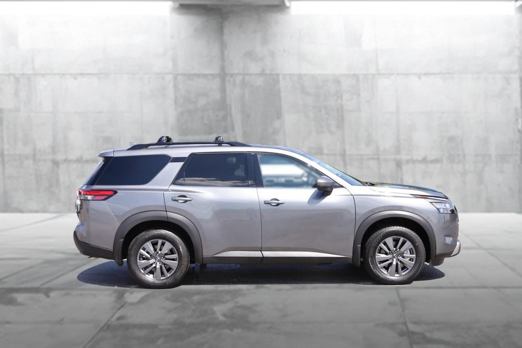 Nissan Pathfinder Vehicle Full-screen Gallery Image 5