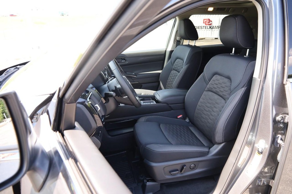 Nissan Pathfinder Vehicle Full-screen Gallery Image 10