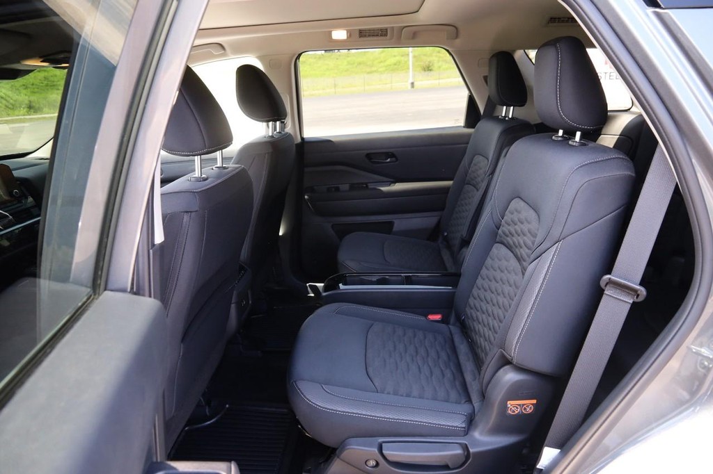 Nissan Pathfinder Vehicle Full-screen Gallery Image 11