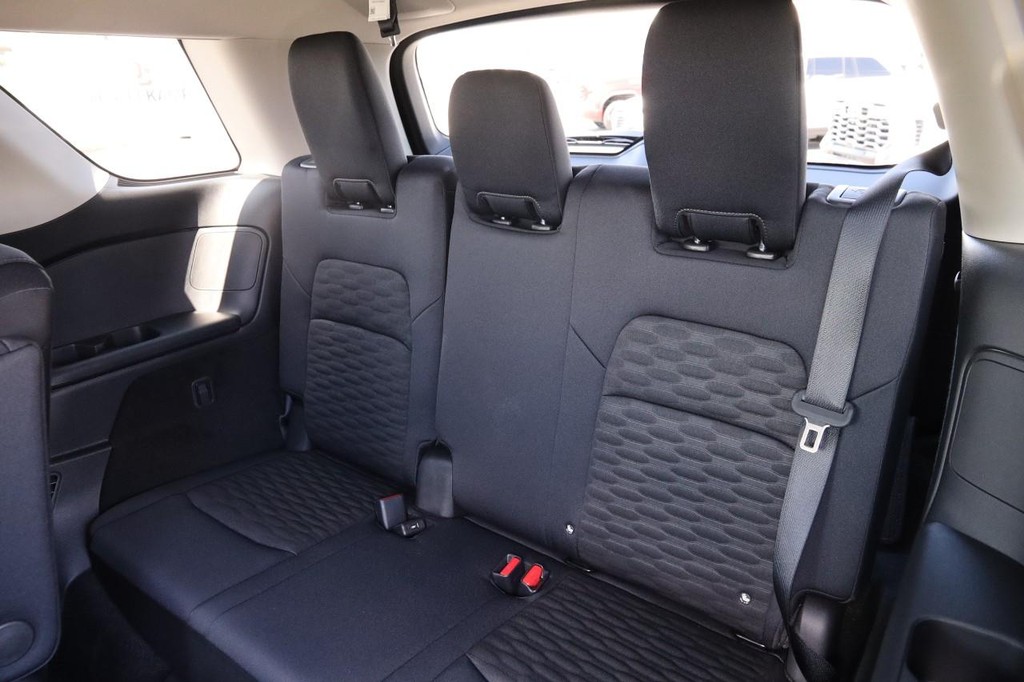 Nissan Pathfinder Vehicle Full-screen Gallery Image 12