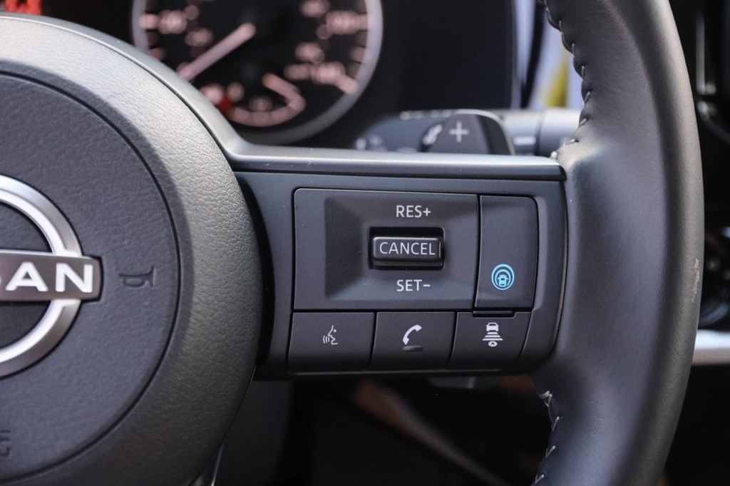 Nissan Pathfinder Vehicle Full-screen Gallery Image 15