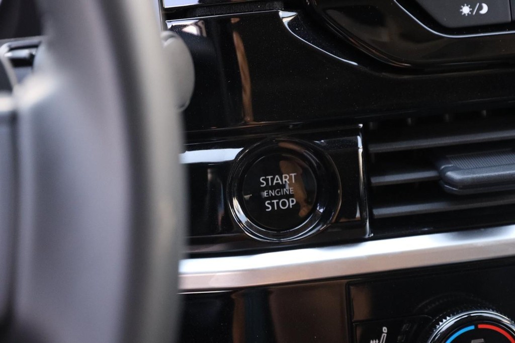 Nissan Pathfinder Vehicle Full-screen Gallery Image 17