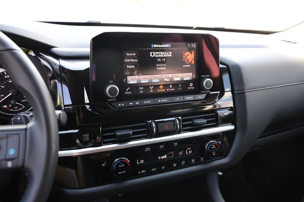 Nissan Pathfinder Vehicle Full-screen Gallery Image 18