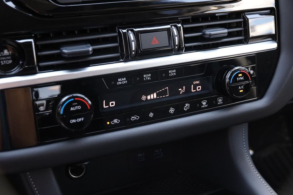Nissan Pathfinder Vehicle Full-screen Gallery Image 21
