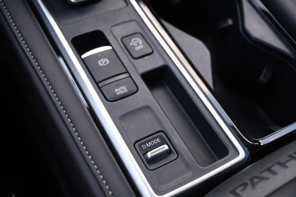 Nissan Pathfinder Vehicle Full-screen Gallery Image 22