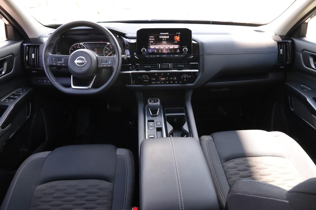 Nissan Pathfinder Vehicle Full-screen Gallery Image 24
