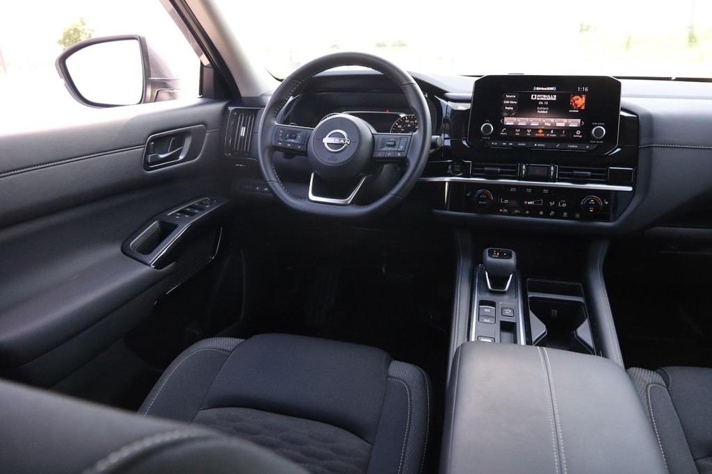 Nissan Pathfinder Vehicle Full-screen Gallery Image 25