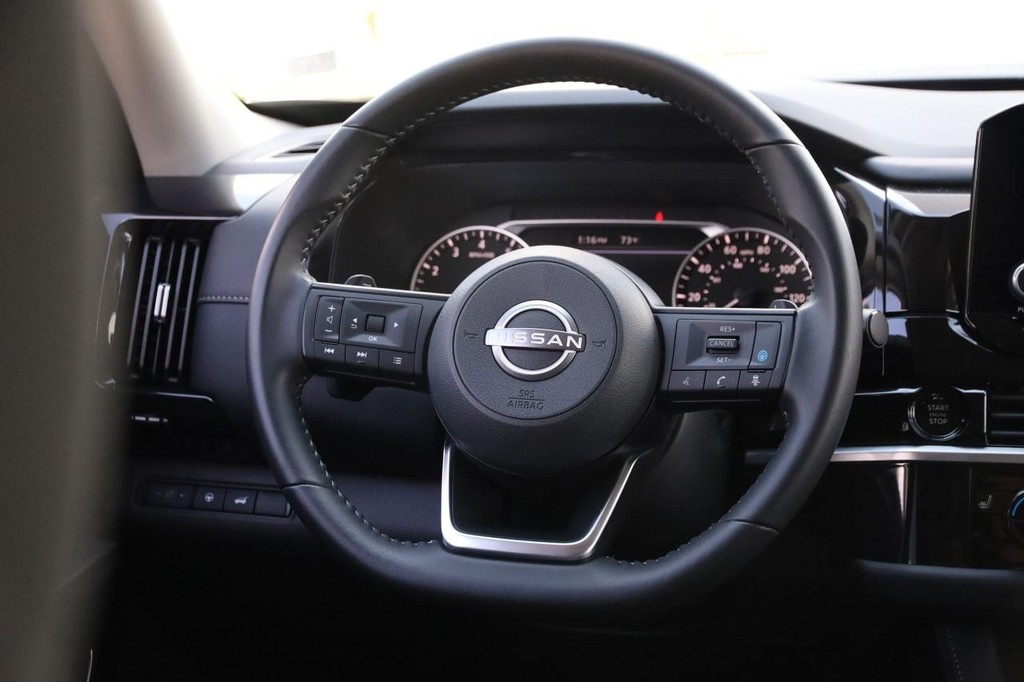 Nissan Pathfinder Vehicle Full-screen Gallery Image 26