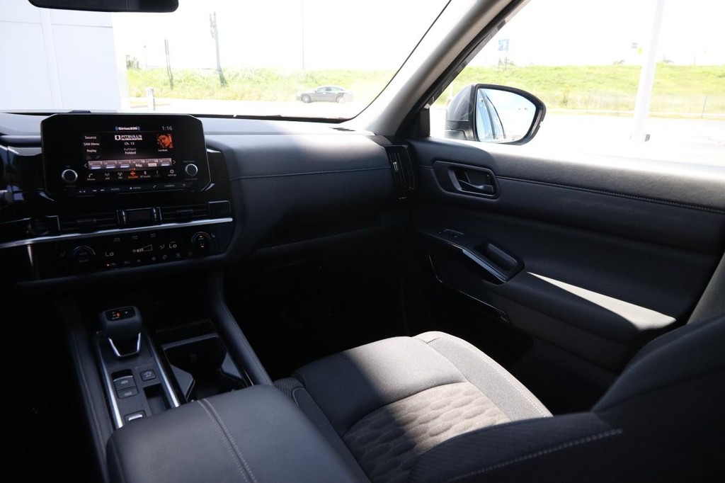 Nissan Pathfinder Vehicle Full-screen Gallery Image 28