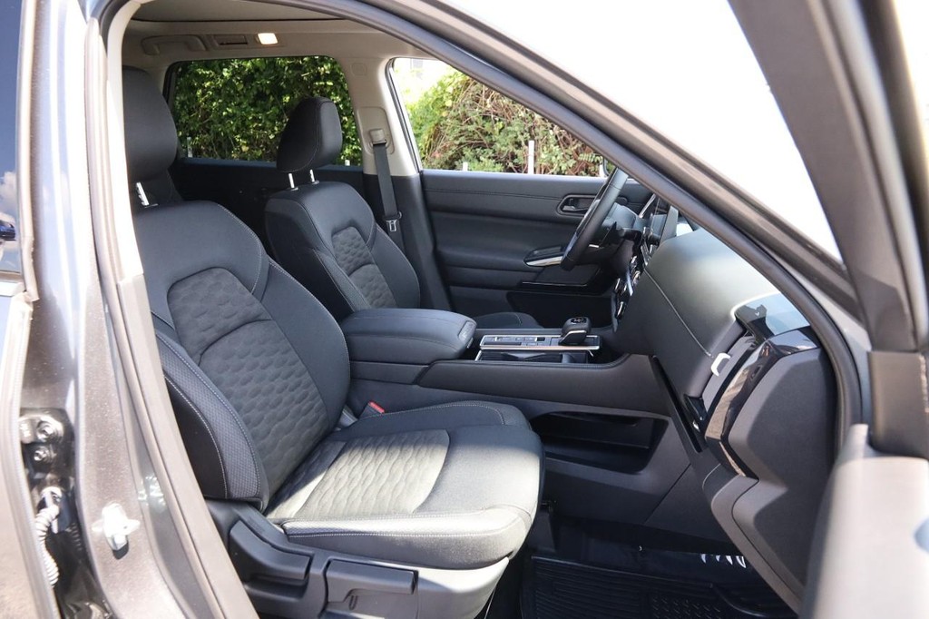 Nissan Pathfinder Vehicle Full-screen Gallery Image 29