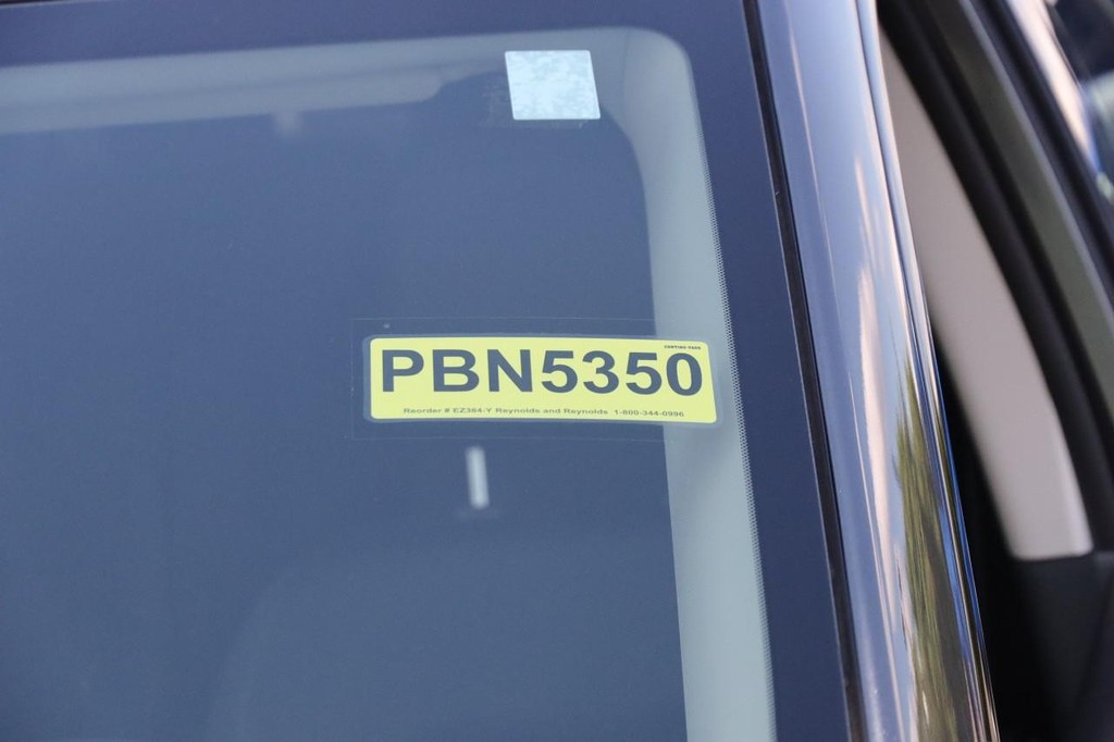 Nissan Pathfinder Vehicle Full-screen Gallery Image 31