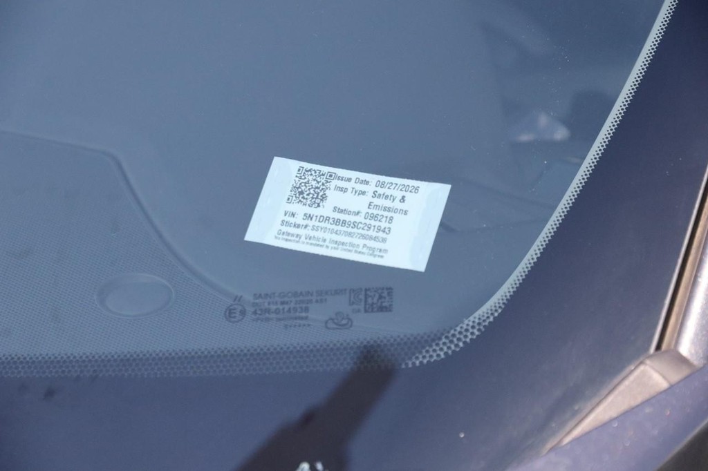 Nissan Pathfinder Vehicle Full-screen Gallery Image 32