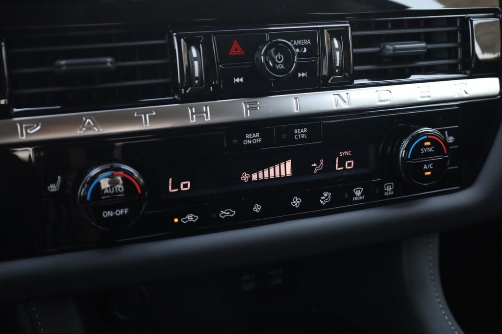 Nissan Pathfinder Vehicle Image 16