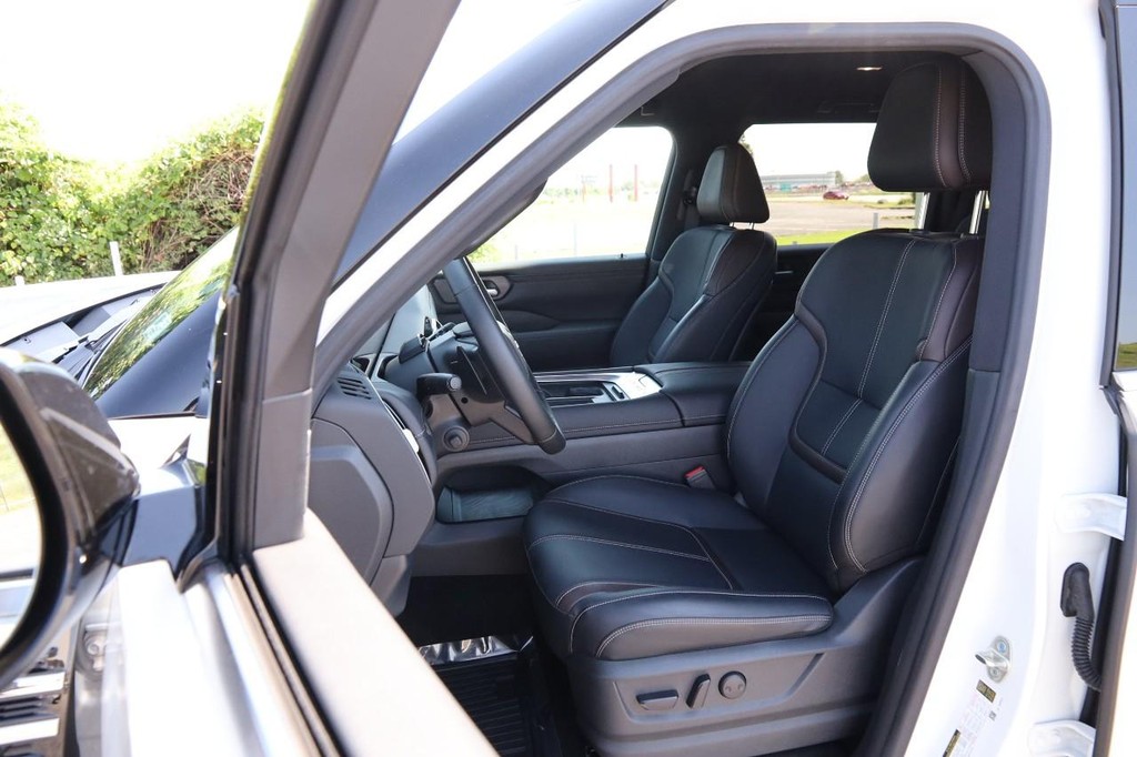 Nissan Armada Vehicle Image 11