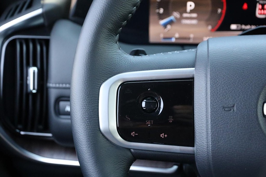 Nissan Armada Vehicle Image 15