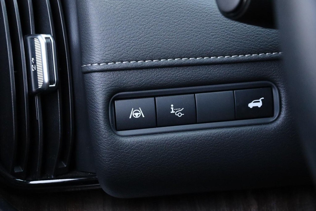 Nissan Armada Vehicle Image 23