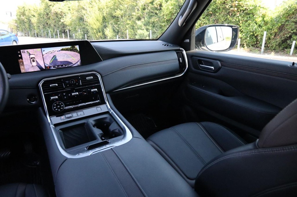 Nissan Armada Vehicle Image 28