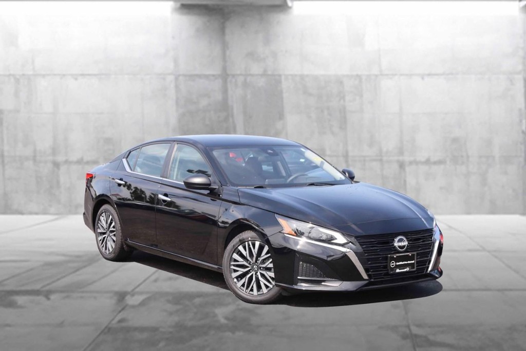 Nissan Altima Vehicle Image 02