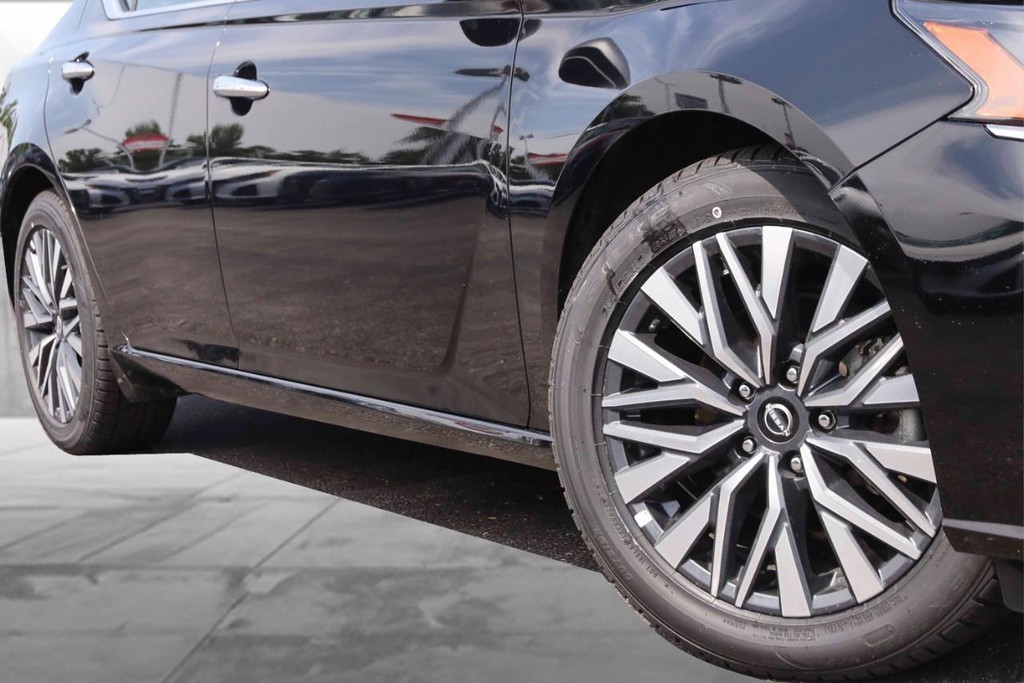 Nissan Altima Vehicle Image 03