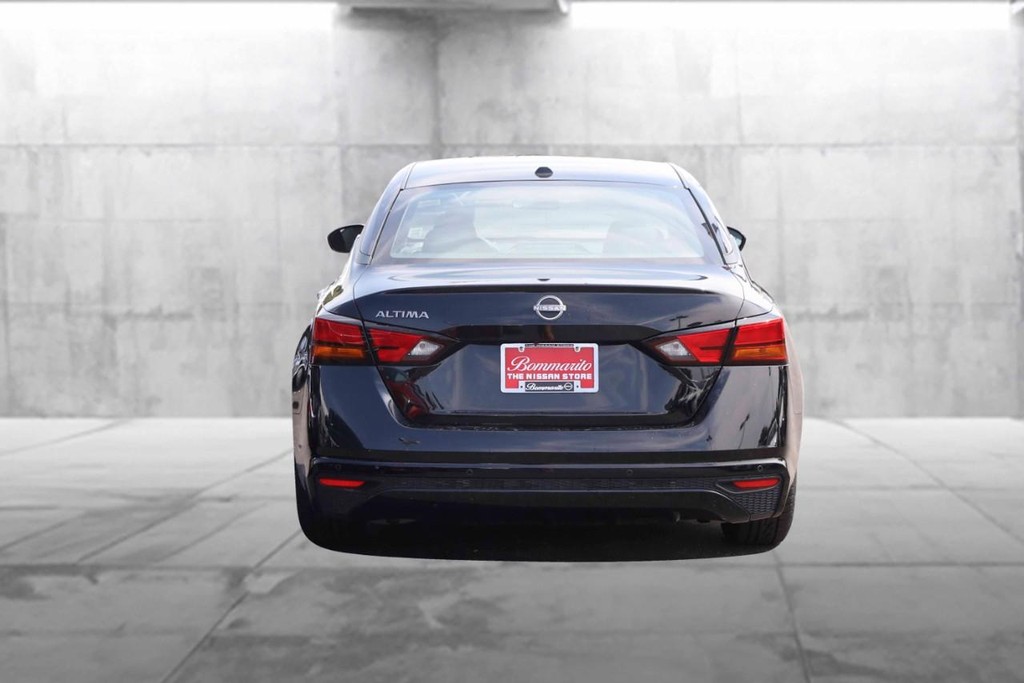 Nissan Altima Vehicle Image 06