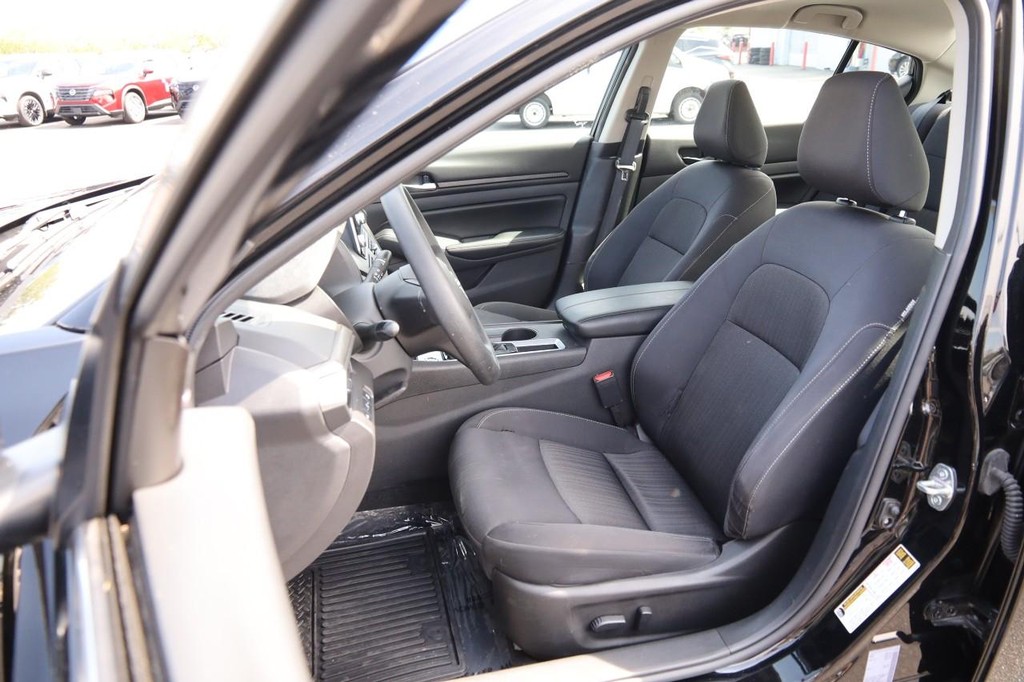 Nissan Altima Vehicle Image 08