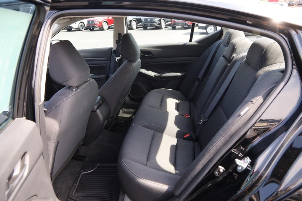 Nissan Altima Vehicle Image 09