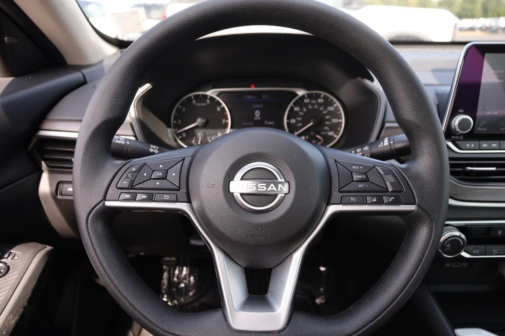 Nissan Altima Vehicle Image 10