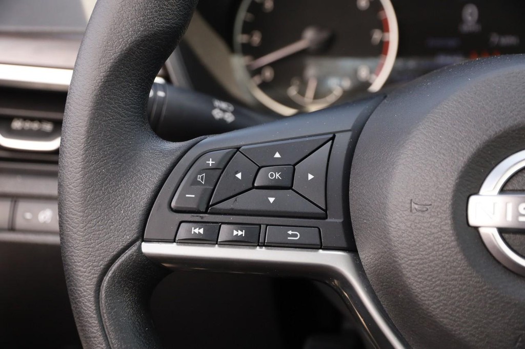 Nissan Altima Vehicle Image 11