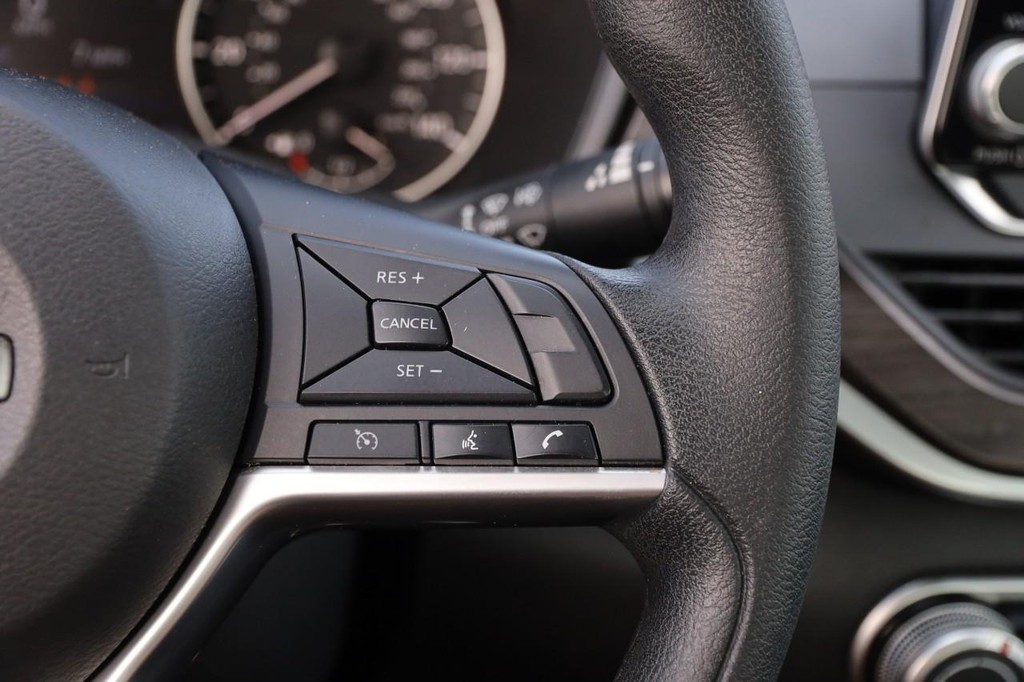 Nissan Altima Vehicle Image 12