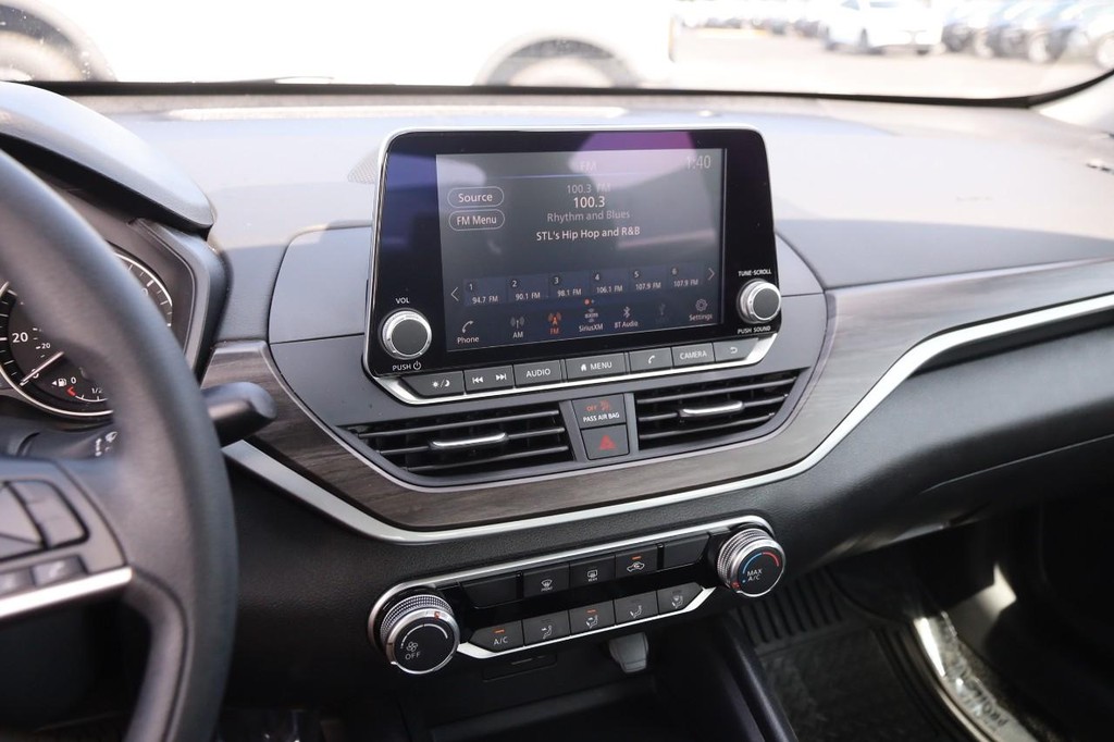 Nissan Altima Vehicle Image 15