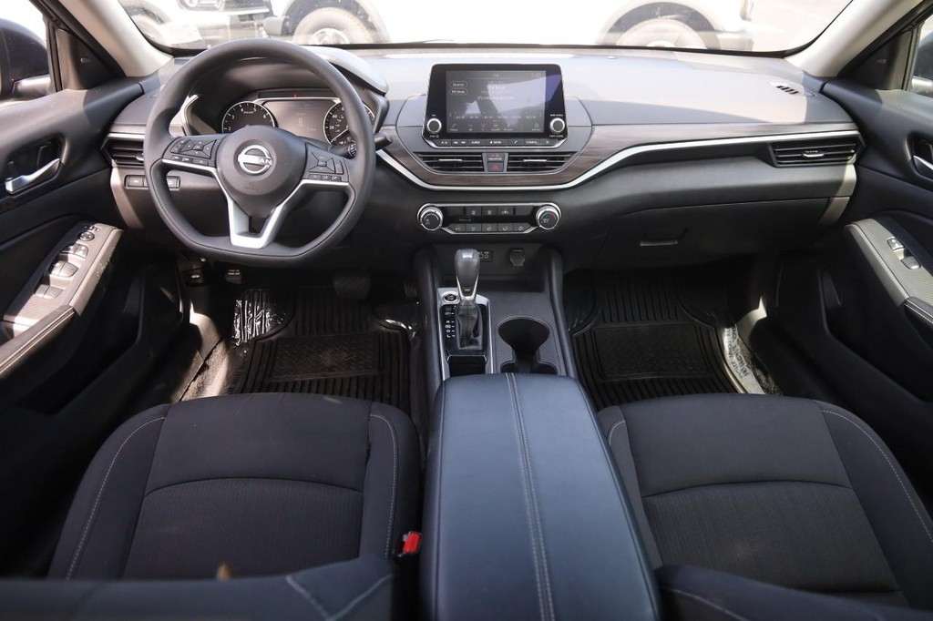 Nissan Altima Vehicle Image 21