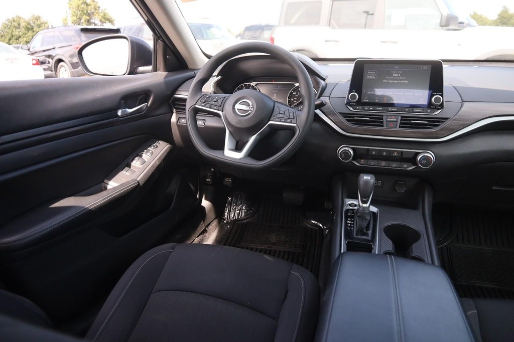 Nissan Altima Vehicle Image 22