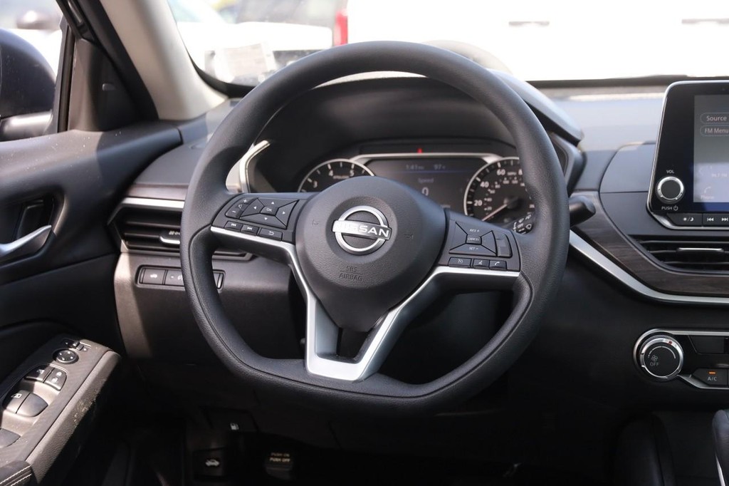 Nissan Altima Vehicle Image 23