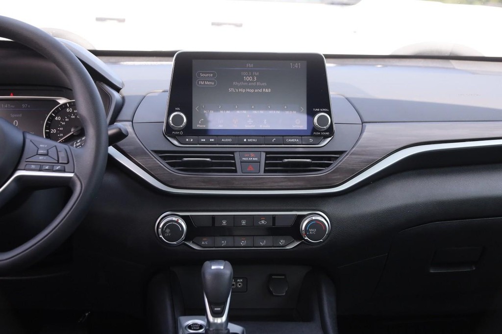 Nissan Altima Vehicle Image 24