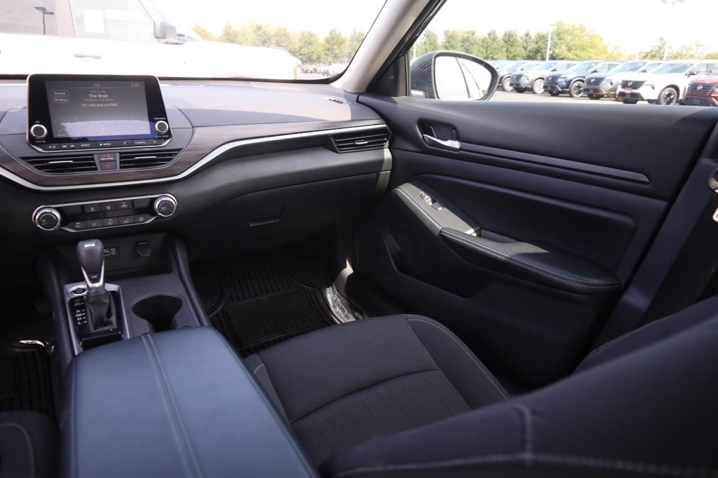 Nissan Altima Vehicle Image 25