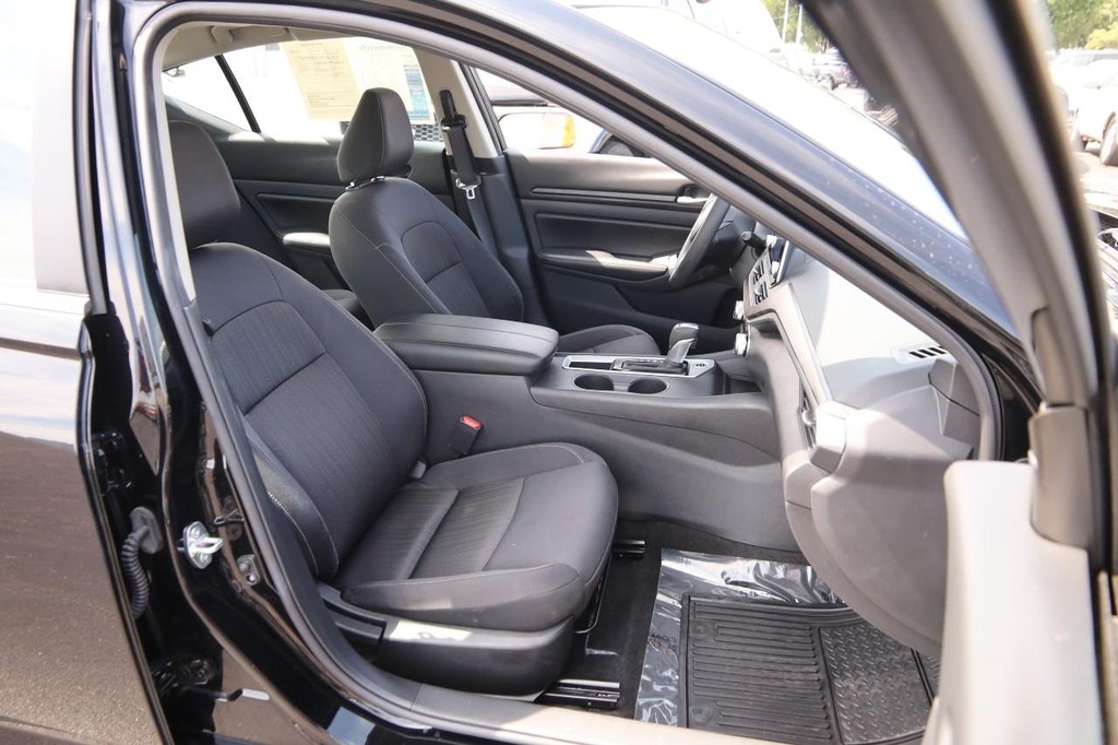 Nissan Altima Vehicle Image 26