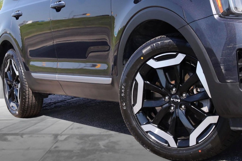 Kia Telluride Vehicle Full-screen Gallery Image 3