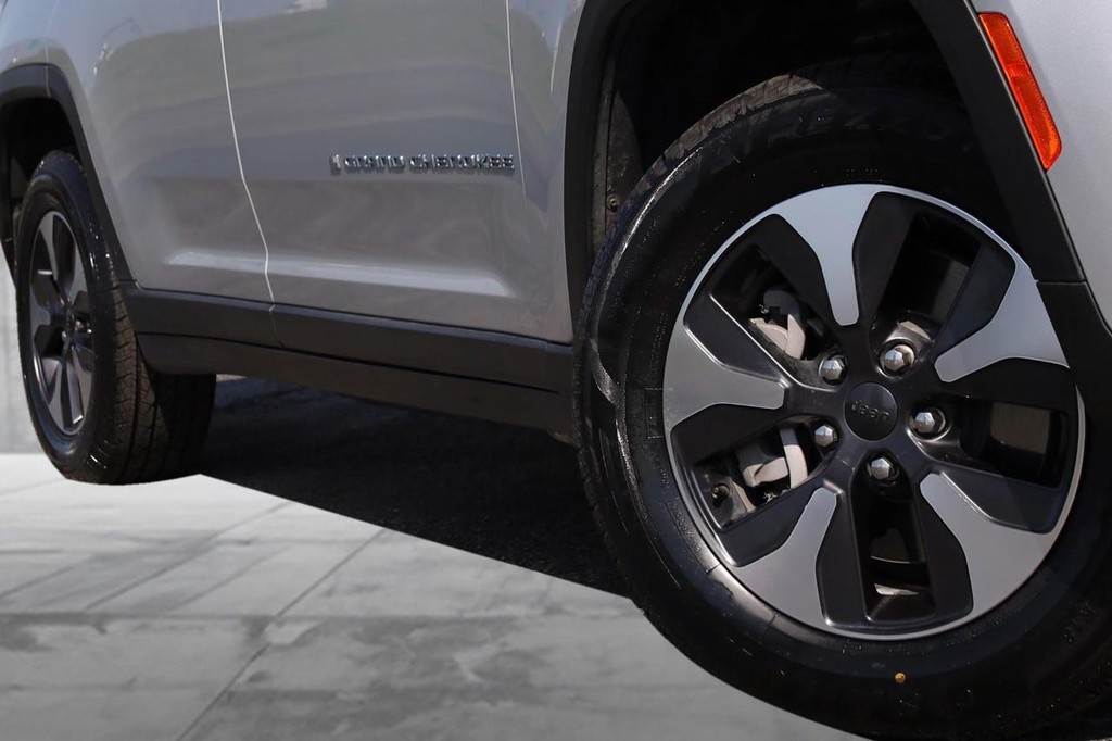Jeep Grand Cherokee 4xe Vehicle Full-screen Gallery Image 3