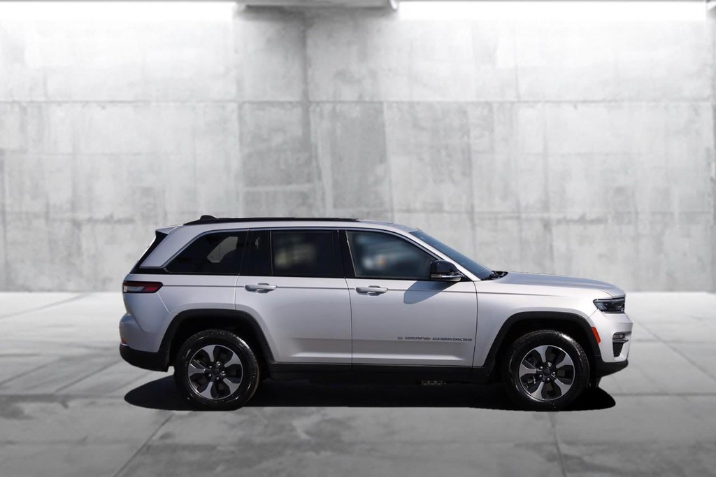 Jeep Grand Cherokee 4xe Vehicle Full-screen Gallery Image 5