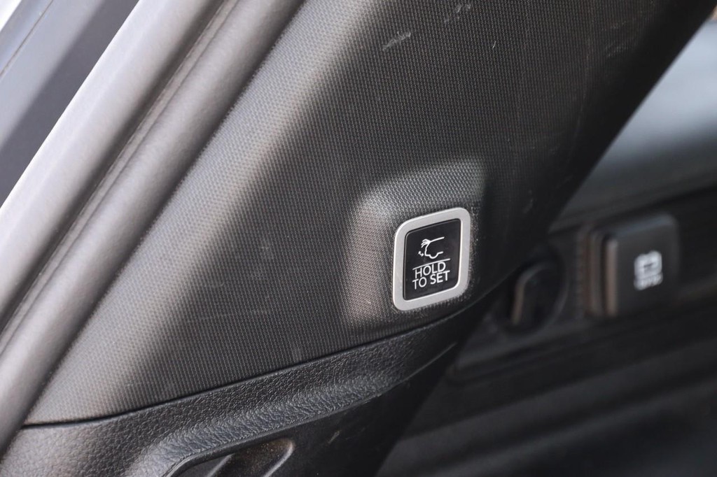 Jeep Grand Cherokee 4xe Vehicle Full-screen Gallery Image 8