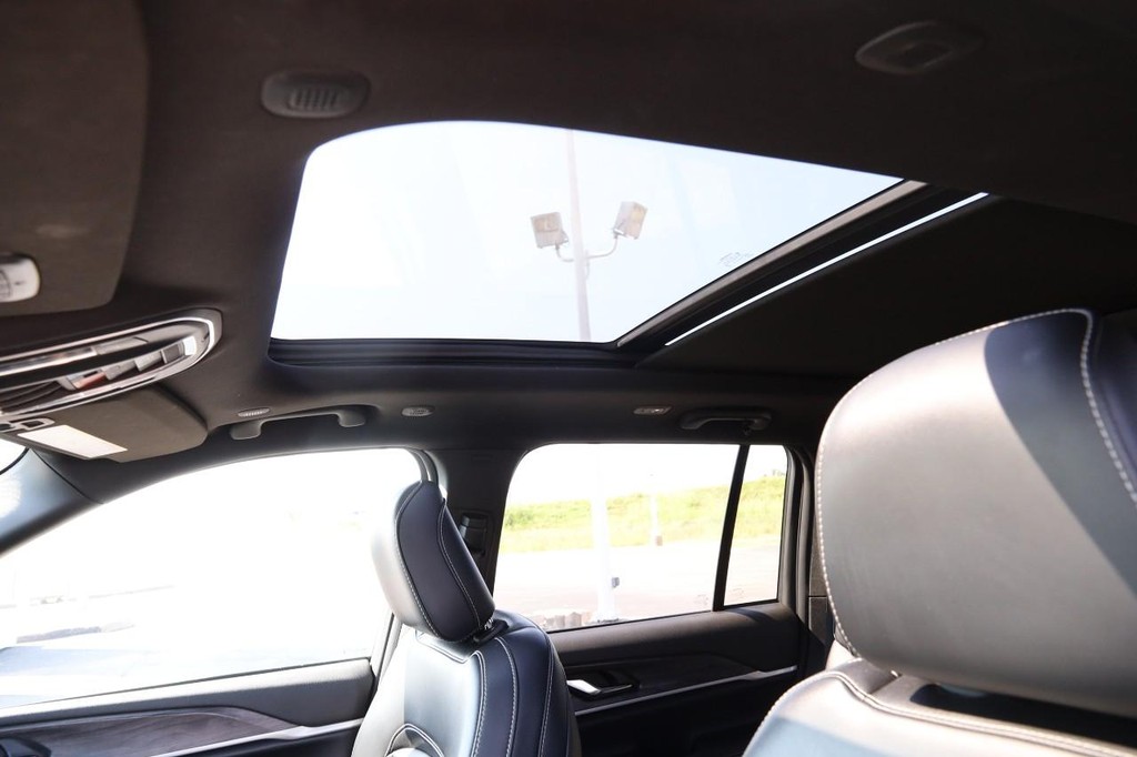 Jeep Grand Cherokee 4xe Vehicle Full-screen Gallery Image 9