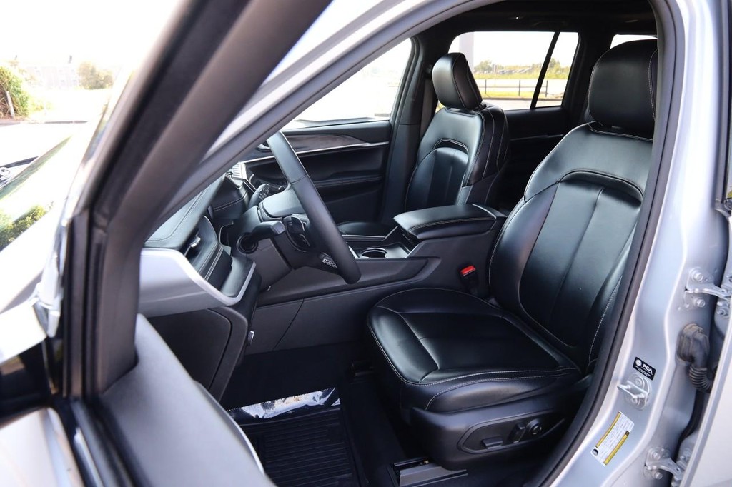 Jeep Grand Cherokee 4xe Vehicle Full-screen Gallery Image 10