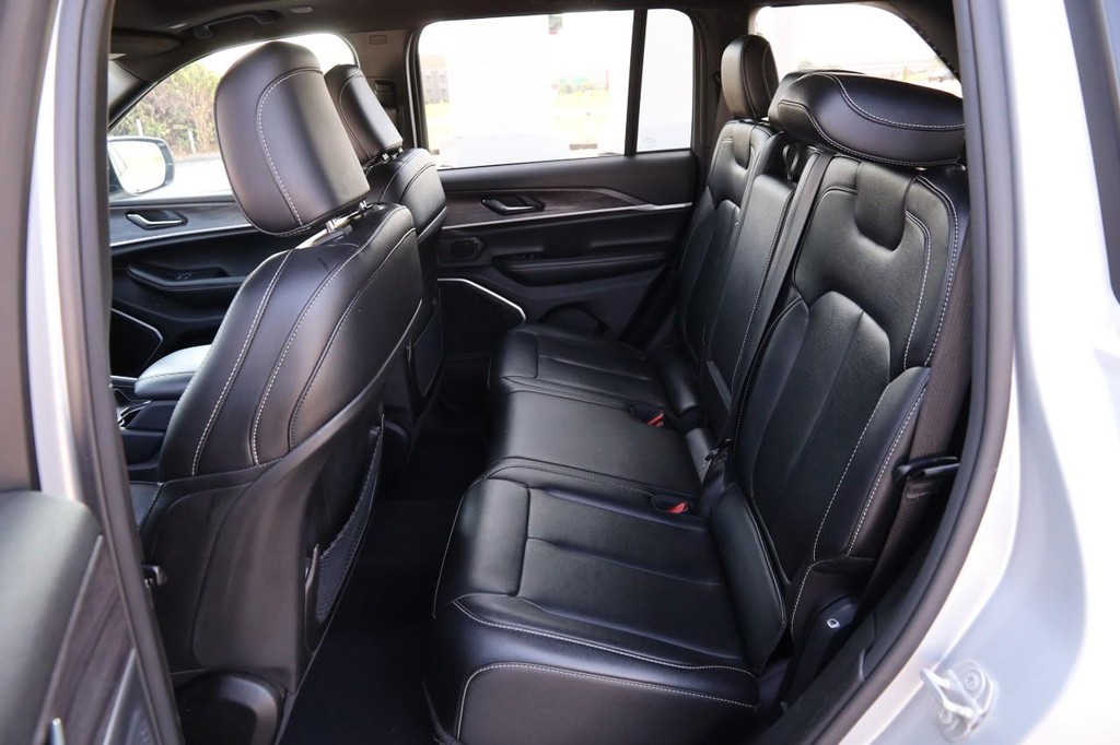 Jeep Grand Cherokee 4xe Vehicle Full-screen Gallery Image 11