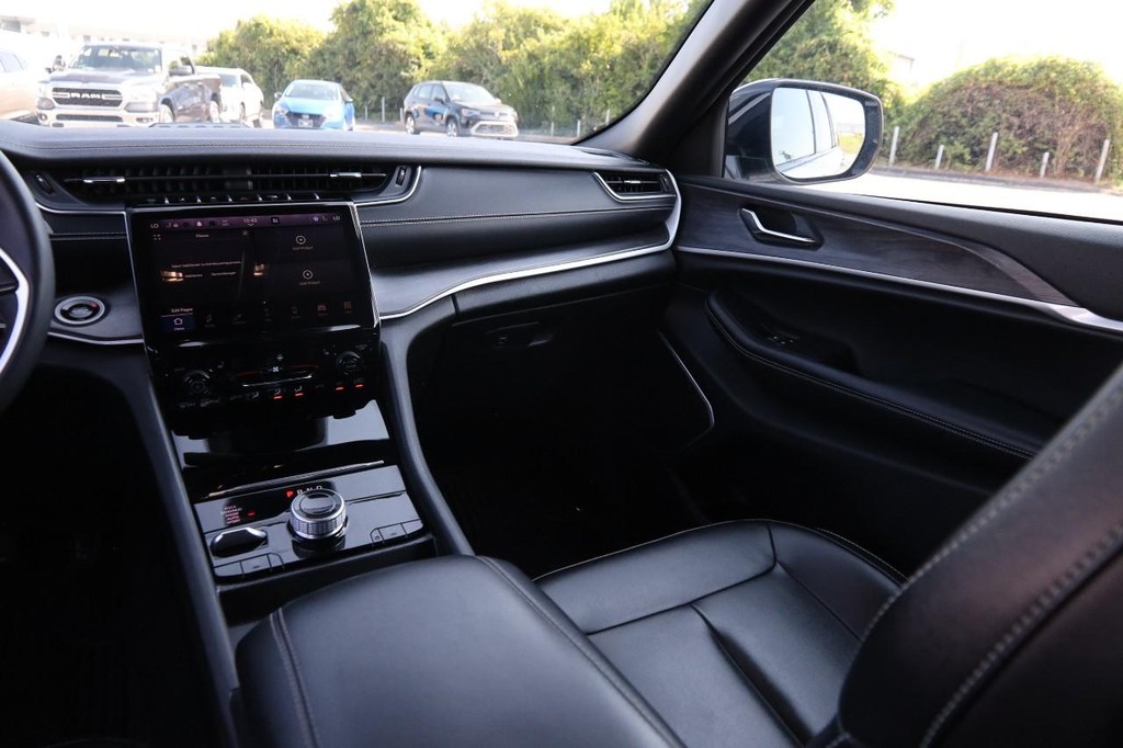 Jeep Grand Cherokee 4xe Vehicle Full-screen Gallery Image 30