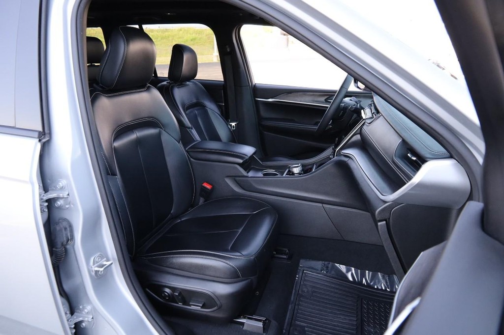 Jeep Grand Cherokee 4xe Vehicle Full-screen Gallery Image 31