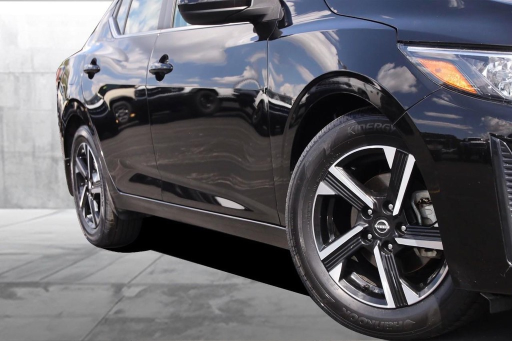 Nissan Sentra Vehicle Full-screen Gallery Image 3