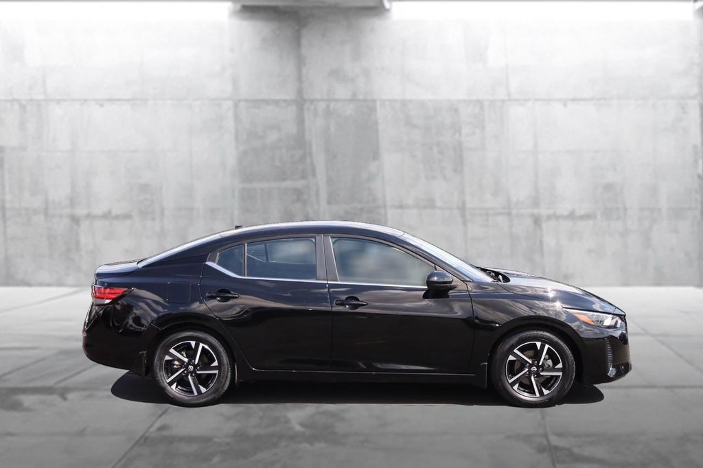 Nissan Sentra Vehicle Full-screen Gallery Image 5