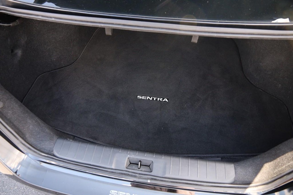 Nissan Sentra Vehicle Full-screen Gallery Image 7