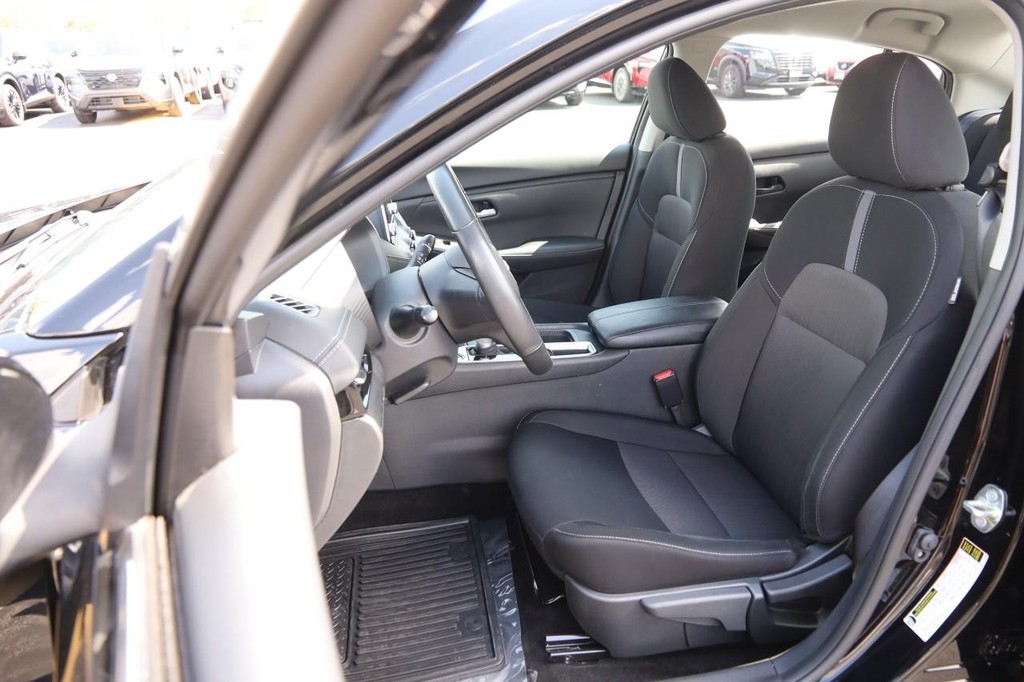 Nissan Sentra Vehicle Full-screen Gallery Image 8
