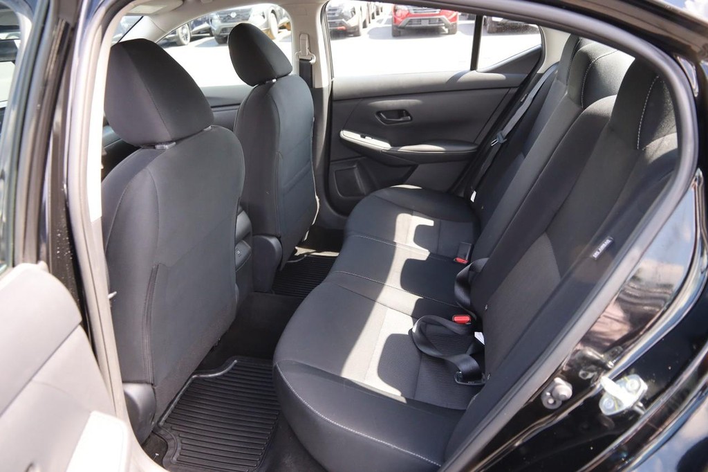 Nissan Sentra Vehicle Full-screen Gallery Image 9